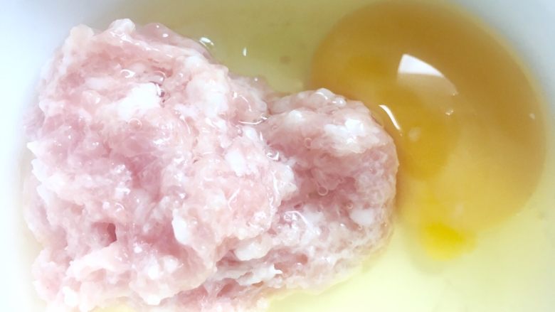 西红柿肉糊面片,肉切碎 加入生<a style='color:red;display:inline-block;' href='/shicai/ 9'>鸡蛋</a> 生粉 盐  搅拌成糊糊状