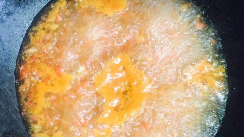 西红柿肉糊面片,加开水 翻滚后 把肉糊倒入