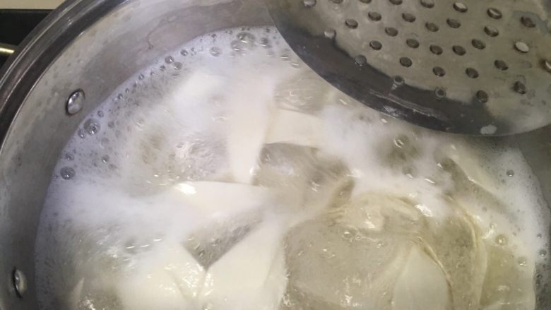 西红柿肉糊面片,把面片煮熟 漏勺捞起 烩到西红柿肉糊里 