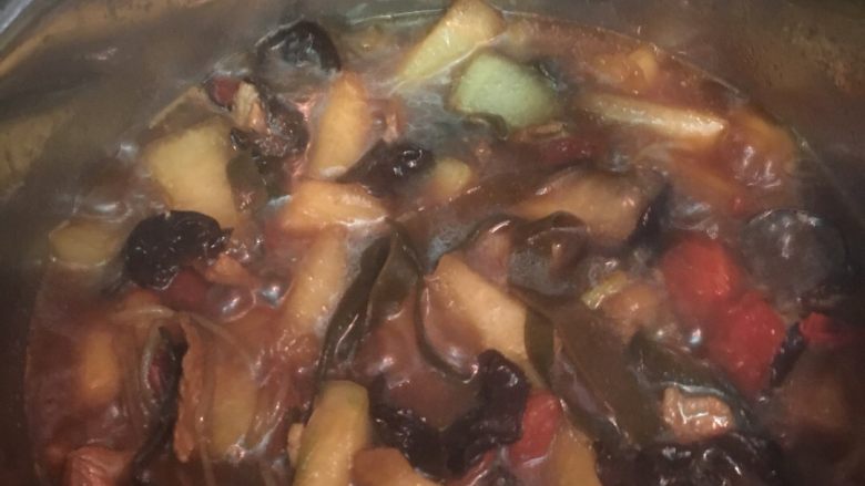 冬瓜肉大锅菜,把菜也放进锅里熬菜,时间大概15分钟左右,主要粉条熟了就行