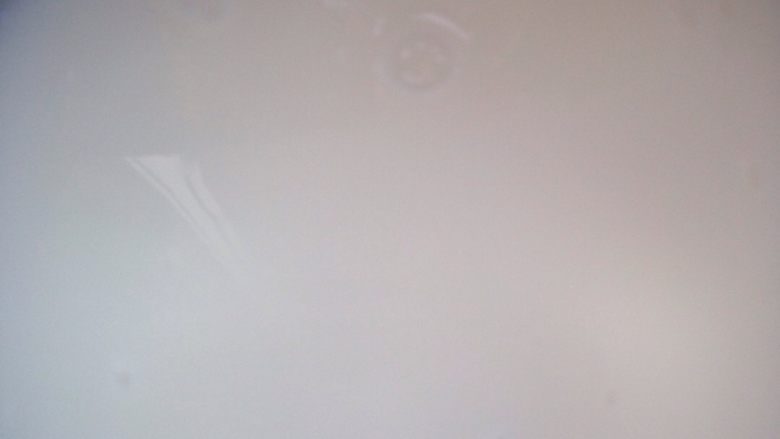 凉虾制作,1000克水烧开,倒出一半,一半线混合糊状容器里搅拌均匀。