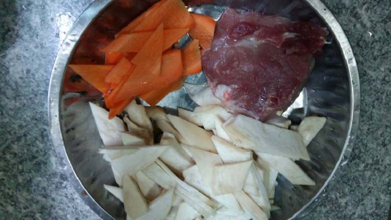 吃鸡+鸡腿菇(杏鲍菇)炒肉,鸡腿菇切片,肉切片,胡萝卜切片