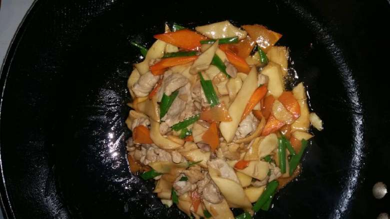 吃鸡+鸡腿菇(杏鲍菇)炒肉,加入葱段,翻炒几下即可起锅