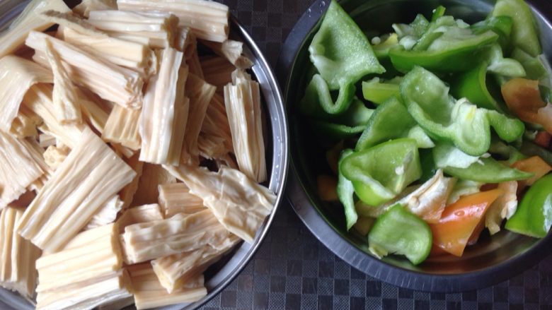 腐竹炒青椒,<a style='color:red;display:inline-block;' href='/shicai/ 468'>腐竹</a>提前几个小时泡好，洗净，切成适中的段，<a style='color:red;display:inline-block;' href='/shicai/ 61'>青椒</a>，<a style='color:red;display:inline-block;' href='/shicai/ 62'>辣椒</a>洗净切成小块，备用