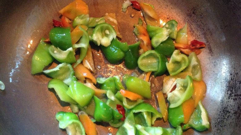 腐竹炒青椒,锅内倒油烧热，放入葱，红辣椒爆锅，倒入青椒，翻炒几下