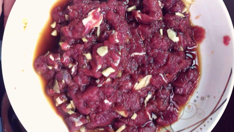  小炒牛肉, <a style='color:red;display:inline-block;' href='/shicai/ 216'>牛肉</a>切块，加入<a style='color:red;display:inline-block;' href='/shicai/ 718'>料酒</a>，<a style='color:red;display:inline-block;' href='/shicai/ 2800'>生姜</a>，腌制半小时。