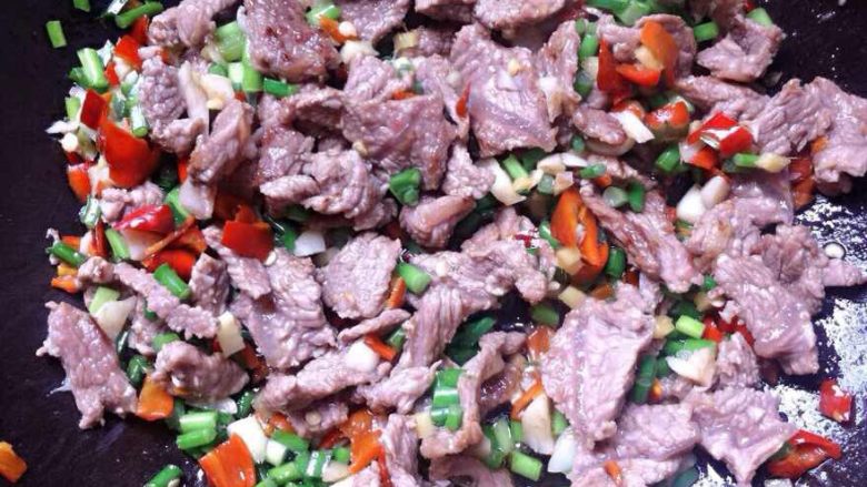 小炒牛肉,    倒油，热锅，加入蒜爆香，捞起，放入牛肉翻炒，加入生姜，<a style='color:red;display:inline-block;' href='/shicai/ 3349'>蒜苗</a>，加入少许料酒，焖5分钟左右，加入翻炒过的<a style='color:red;display:inline-block;' href='/shicai/ 2794'>大蒜</a>，放盐辣椒，翻炒，起锅。