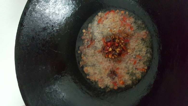 家常剁椒咸菜丝,热油,<a style='color:red;display:inline-block;' href='/shicai/ 134586'>花椒大料</a>爆香,加入泡椒。