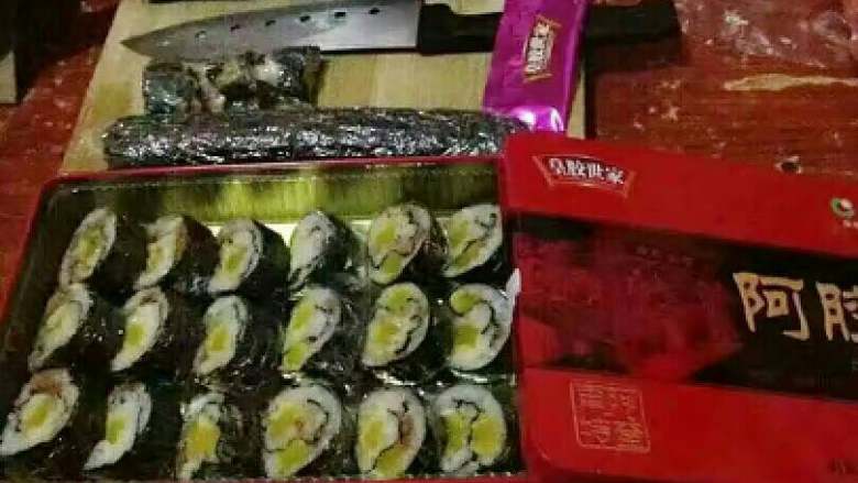 美味寿司,卷好后把寿司卷切成1.5cm的小卷,放在成食材的盒子里就可以吃了😍(自己做的是饭后小吃装在了小盒子里拿着边看电视📺边吃)
