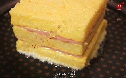 鸡蛋液土司,平底锅🍳中倒油烧热,把裹好蛋液的吐司放进锅里煎熟