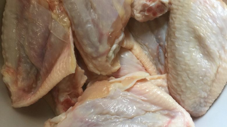 红烧鸡翅,买回来的速冻<a style='color:red;display:inline-block;' href='/shicai/ 96'>鸡翅</a>。 泡<a style='color:red;display:inline-block;' href='/shicai/ 156925'>水</a>解冻。多洗几次<a style='color:red;display:inline-block;' href='/shicai/ 156925'>水</a>。 将<a style='color:red;display:inline-block;' href='/shicai/ 96'>鸡翅</a>中的死血泡出