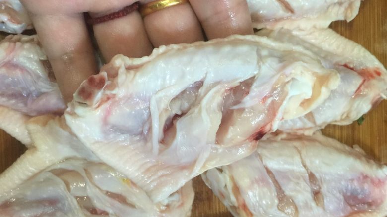 红烧鸡翅,鸡翅划刀。 容易入味