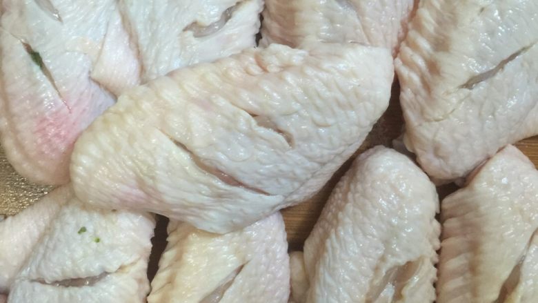 红烧鸡翅,背面一样两刀嘻嘻