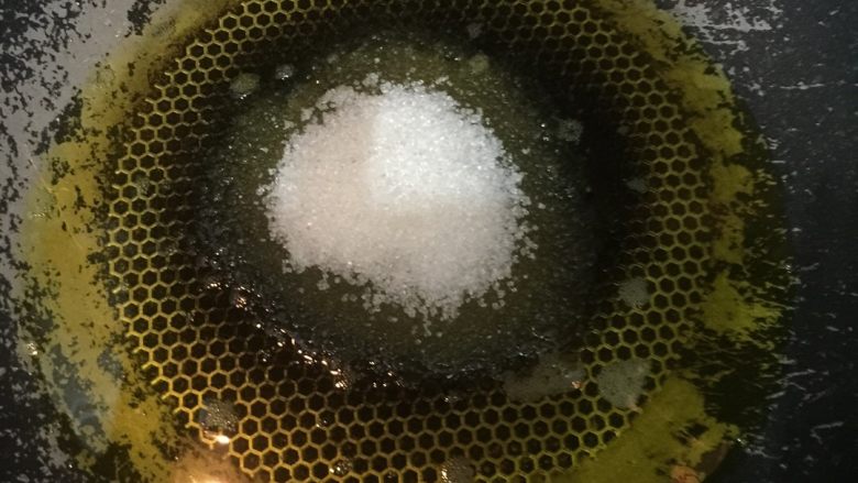 红烧鸡翅,小火热油。 熬<a style='color:red;display:inline-block;' href='/shicai/ 10588'>糖</a>。 
熬<a style='color:red;display:inline-block;' href='/shicai/ 10588'>糖</a>的时候注意。一定要小火。 用筷子不停的搅合 防止<a style='color:red;display:inline-block;' href='/shicai/ 10588'>糖</a>糊了。  
熬火大了苦的。 熬时间不够。无法上色