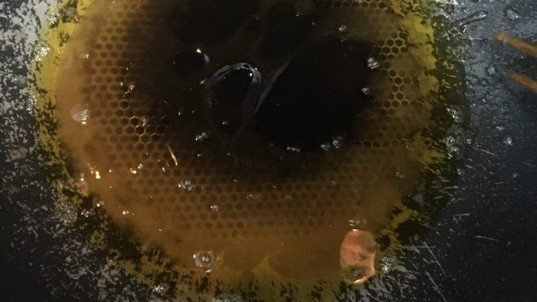 红烧鸡翅,熬成红色即可。  火候大家自己掌握。 糖的多少大家也可以自己掌握。 小编爱吃甜一点的