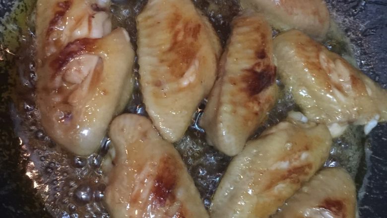 红烧鸡翅,煎到两面金黄即可。 这时候放盐。 醋。在炒两分钟