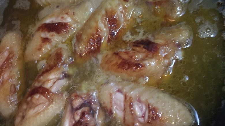 红烧鸡翅,加入适量的水。 和鸡翅抚平。 如果时间充分水可以没过鸡翅

然后盖子盖上。小火炖
一定要小火炖。这样容易入味。 吃的时候好吃