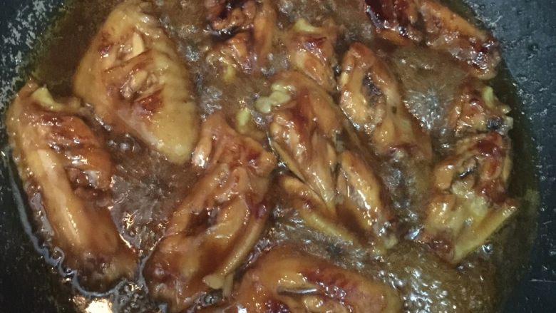 红烧鸡翅,别不多后。 大火收汁即可出锅