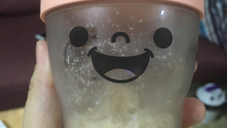 虾皮补钙最好，适合六个月以上的宝宝,用储存罐装好放冰箱，每次宝宝吃粥可以放一匙