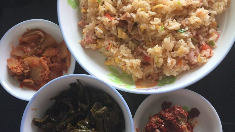 炒饭,配上两三小菜,今天的午饭就它了^_^