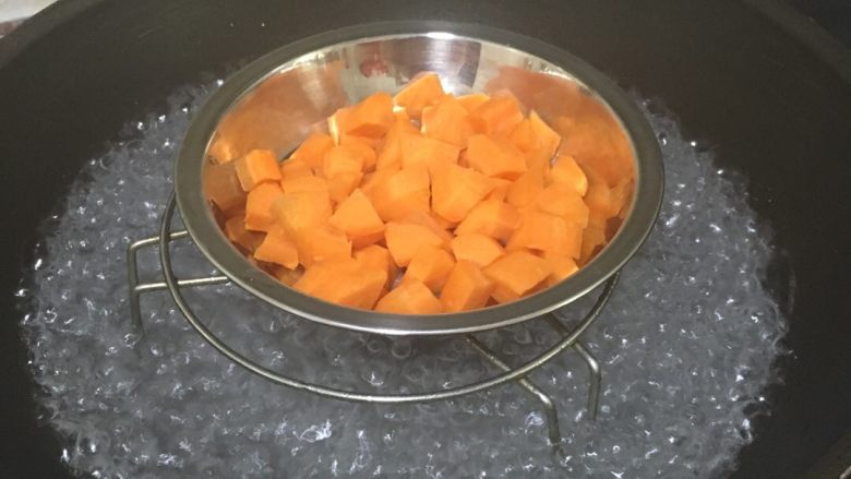 南瓜小米粥,烧开水,把南瓜隔水蒸,调中火,蒸20分钟后关火。
