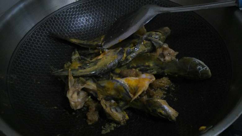 黄骨鱼番茄汤,锅烧热,沿着锅倒一圈油,黄骨鱼入锅小火煎至微黄