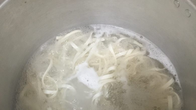 番茄鸡蛋拌面,面条煮好,滤起来过一下凉水备用