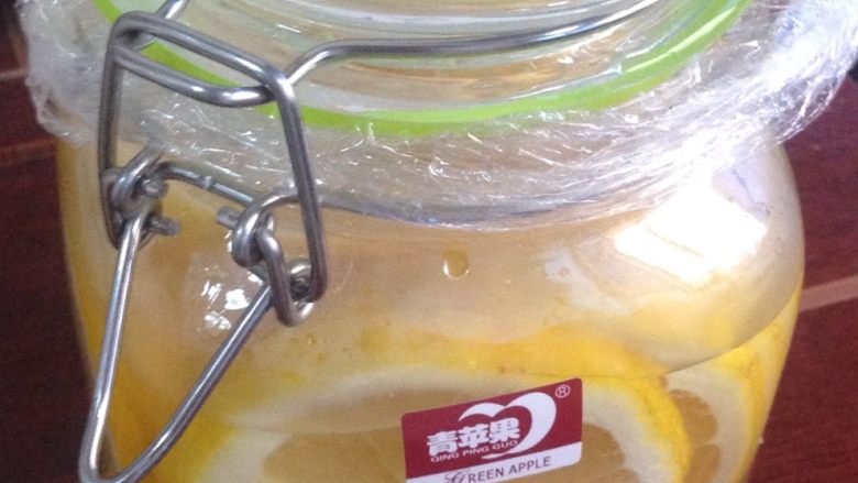 蜂蜜柠檬(快速版),这样放入冰箱冷藏。3天左右就好啦,看你冰糖多少决定。