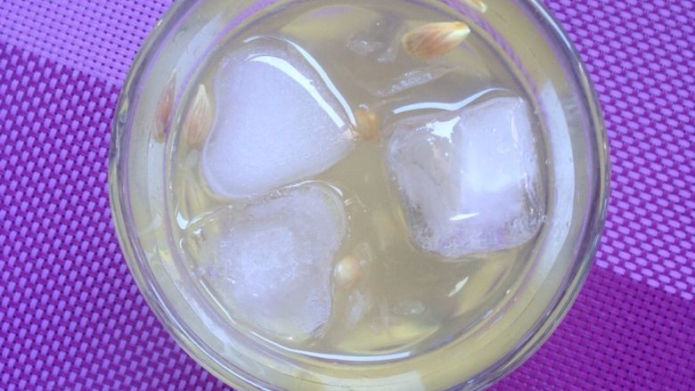 蜂蜜柠檬(快速版),倒入杯子里,喜欢冷饮加冰块。