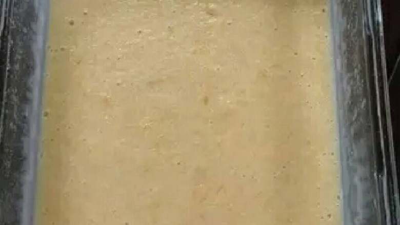 奶香原味冰淇淋,中间每隔四十分钟左右拿出来一次用打蛋器打散搅拌。接着冻;
三四次左右就可以吃啦。基本冻上四个小时后口味最佳(加中间的翻动)。当然如果你实在没时间,也懒得动,这中间搅拌可以省略,一样可以吃,只是可能没有那么松软顺滑。
(这是芒果味的图。原味的忘记拍成品图就吃光了。原味的颜色会相对白一点点)