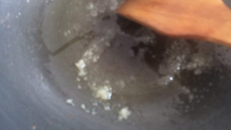 拔丝土豆,油烧热,将糖放入。翻炒,待糖颜色变深,加入炸熟的土豆块,翻炒1分钟,即可出锅盛盘。