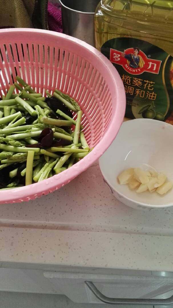 木耳芦笋,先把干木耳浸水发好，再把食材洗干净，备好