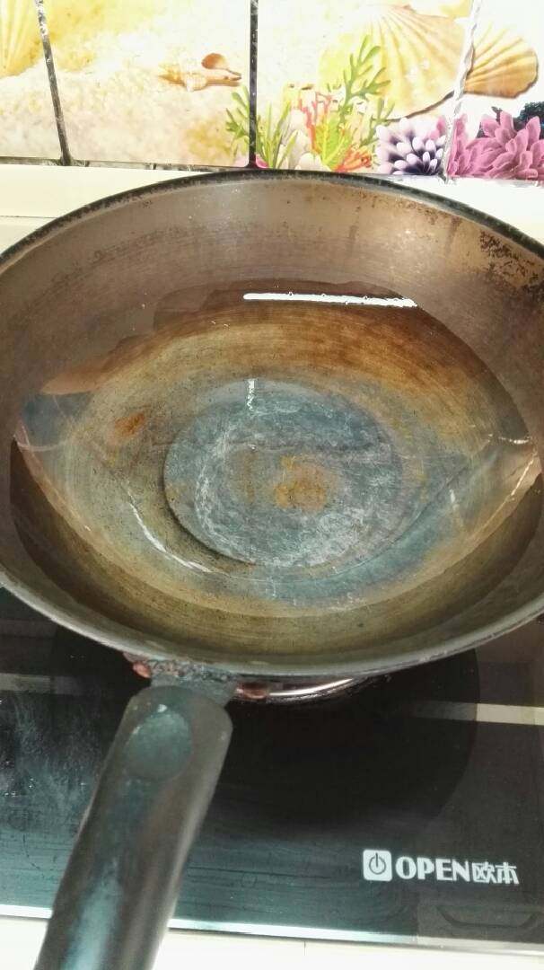 木耳芦笋,起油锅，要热锅冷油