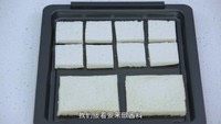 吞拿鱼三明治(20160721期),把整形好的吐司片放在烤盘上备用
