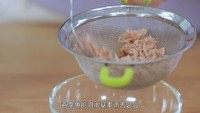 吞拿鱼三明治(20160721期),吞拿鱼罐头用面粉筛过滤里面油水,称量出50克,多点少点都无所谓,最后用<a style='color:red;display:inline-block;' href='/shicai/ 4856'>沙拉酱</a>来调节浓稠度