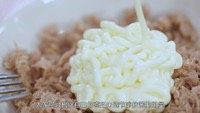 吞拿鱼三明治(20160721期),然后加入沙拉酱混匀,同样的酱,浓稠度由沙拉酱和吞拿鱼中的油水决定。 吞拿鱼罐头的油水越少,加入的沙拉酱就越多,味道越浓 吞拿鱼罐头的油水越多,加入的沙拉酱就越少,味道越淡