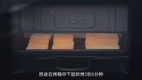 吞拿鱼三明治(20160721期),酱做好之后,把刚才准备好的吐司片放入烤箱中下层(三层烤箱就中层,四层烤箱上数下来第三层)烘烤3~5分钟,直到底部变成金黄色就可以拿出来了 烤箱不要关掉,继续200度空烤着