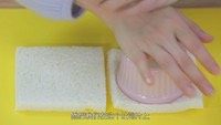 吞拿鱼三明治(20160721期),接着我们来做爆浆三明治,样子好像一个包子,我们先准备一个小碗,碗口直径必须小于吐司的变长,按压一下做一个记号。注意:做这个爆浆三明治,吐司必须够新鲜,否则碗压下去,吐司就会裂开了
