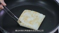 吞拿鱼三明治(20160721期),没有烤箱朋友,可以用不粘锅把吐司煎脆,两面金黄色就可以了