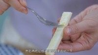 吞拿鱼三明治(20160721期),最后我们来做一个香脆吐司条,首先用一些软化的黄油薄薄的一层抹在刚开始切下来的吐司条上面