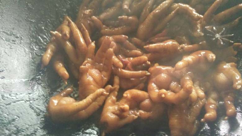 卤鸡脚,煮开后,调小火,闷,让鸡脚每个都上色,煮烂,锅里留点汤,别太闷干了