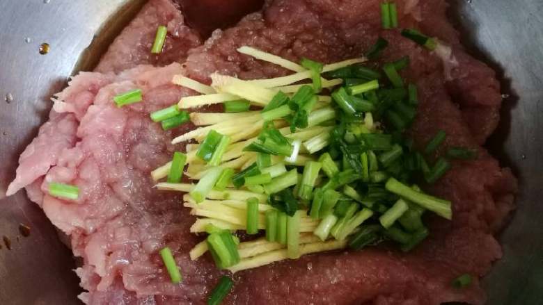 炸猪排,碗里放入拍好的猪排,依次加入料酒2勺,生抽3至4勺,糖少许,葱姜拌匀后,腌制30分钟左右入味。