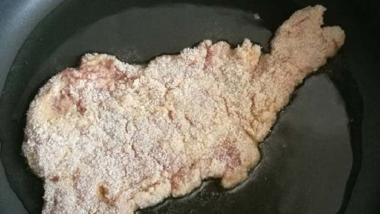 炸猪排,锅内放多一点油,烧至五成热时,放入猪排。