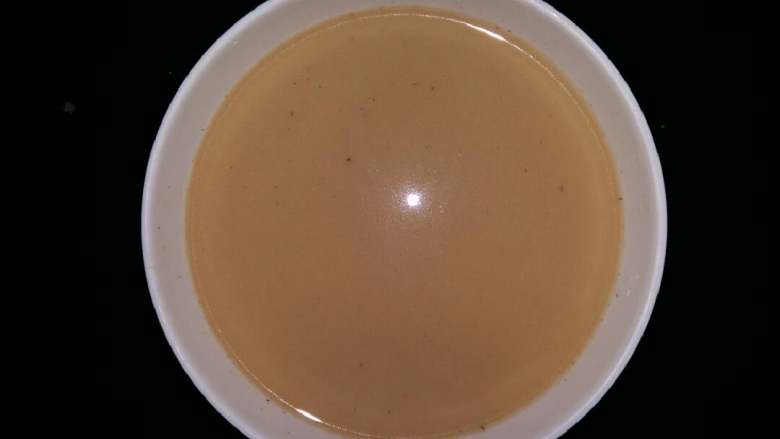 择子豆腐(家乡美食),取择子粉100克用水泡开,静止1-2小时,倒掉上面的黄水 ,反复冲泡3次