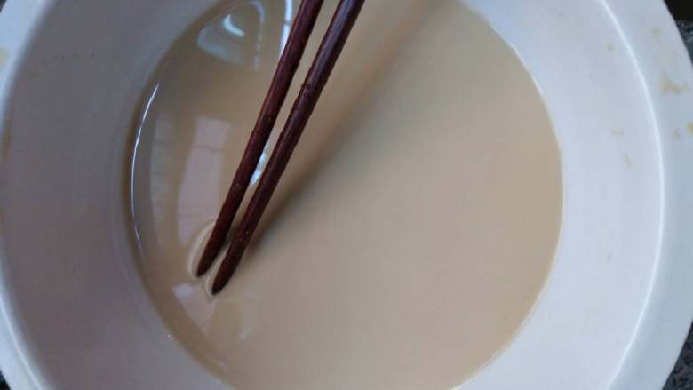 择子豆腐(家乡美食),沉淀下来的粉用100克的水泡开,搅拌均匀用网布过滤一下待用。