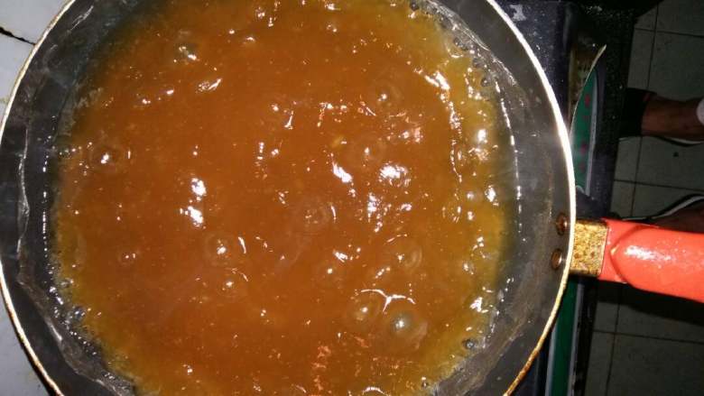 择子豆腐(家乡美食),慢慢倒入择子粉浆液不断地搅拌,以免糊锅,慢慢熬成糊状转小火继续煮3分钟左右关火。(注意水的比例很重要,水少了做出的豆腐比较硬,水多一点适当比较滑嫩)