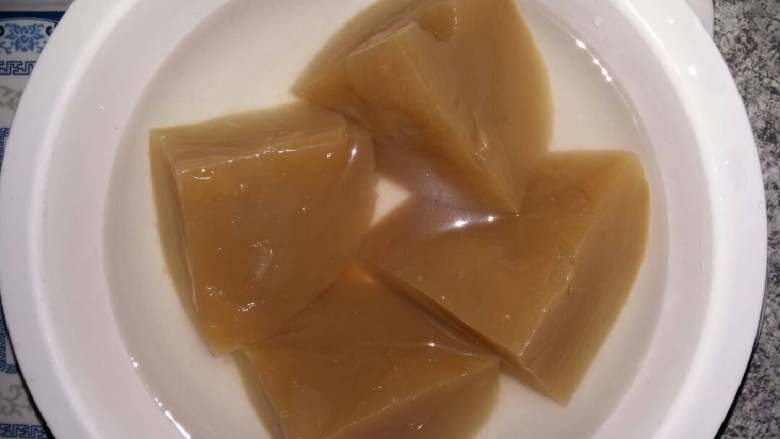 择子豆腐(家乡美食),待凉了可以切成小块,加入凉开水继续放冰箱冷藏。