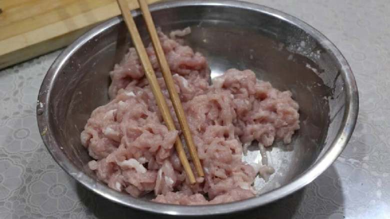 京酱肉丝,然后切丝，备用。