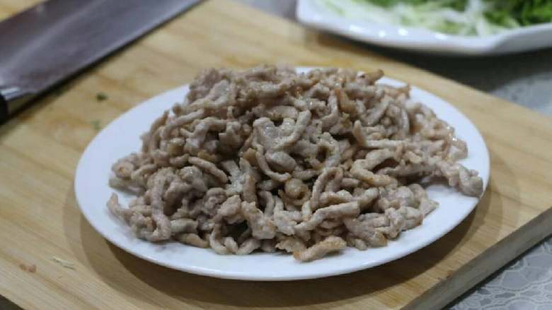 京酱肉丝,过油。