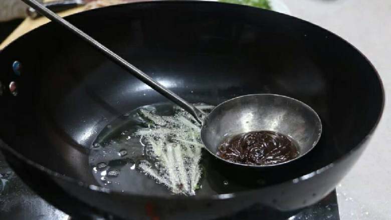 京酱肉丝,炒一下酱，慢加水，成粘稠状。